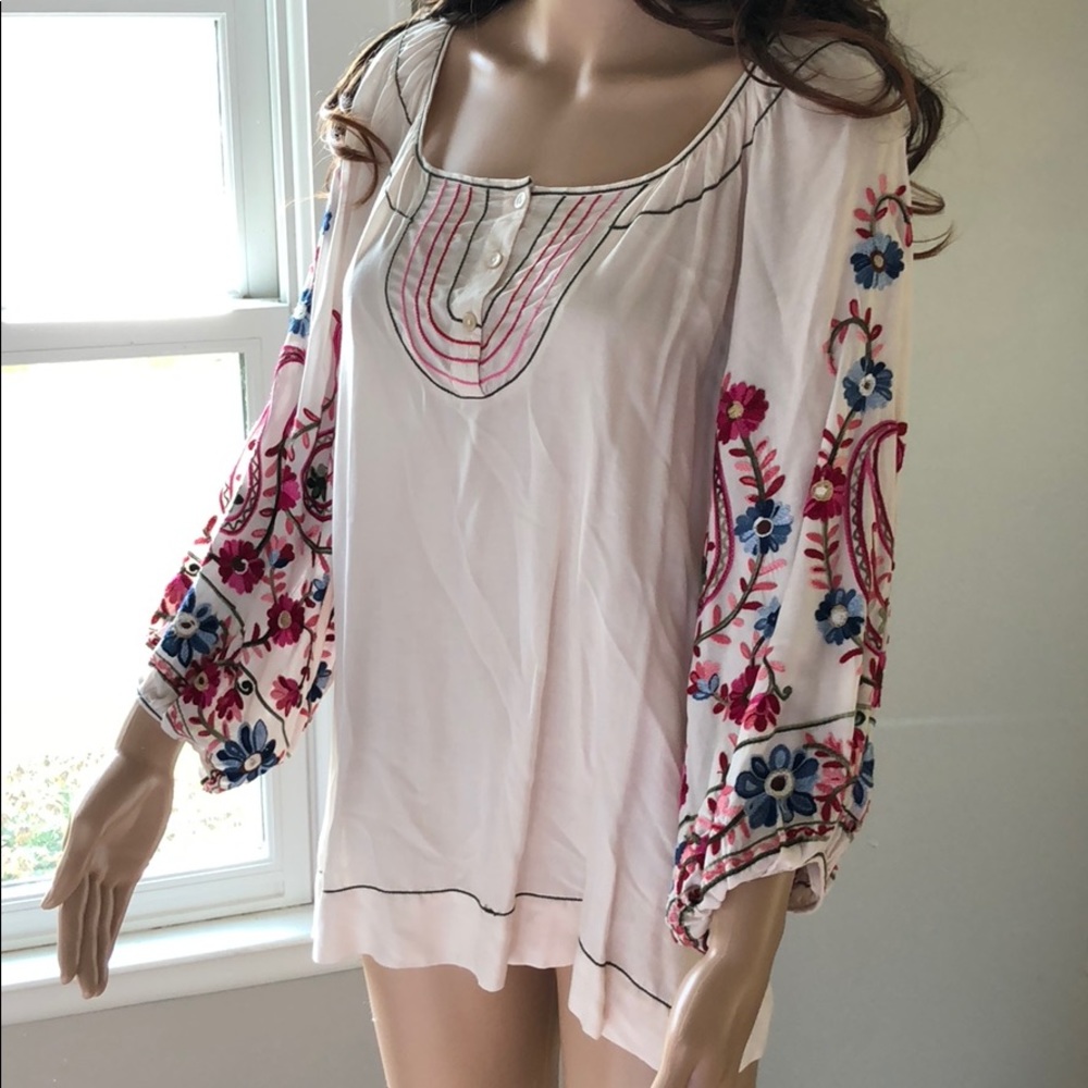 Gorgeous embroidered flowy blouse